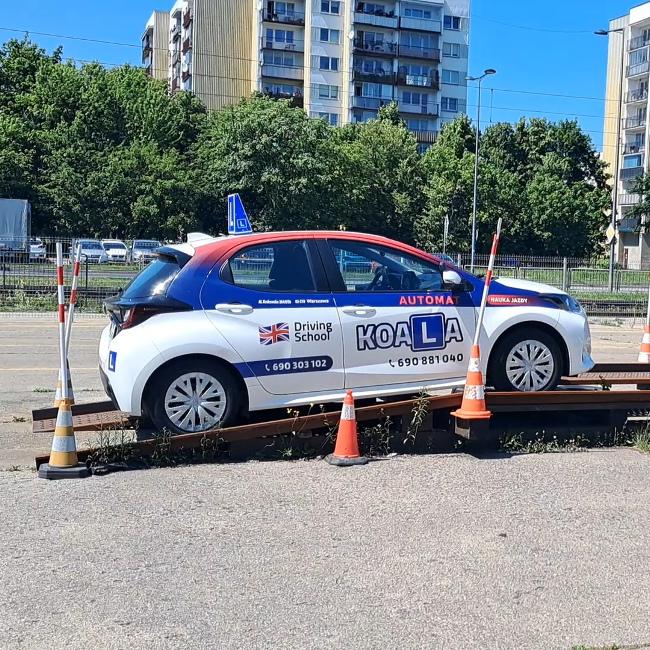 Ruszanie pod górkę na placu manewrowym na Bemowie