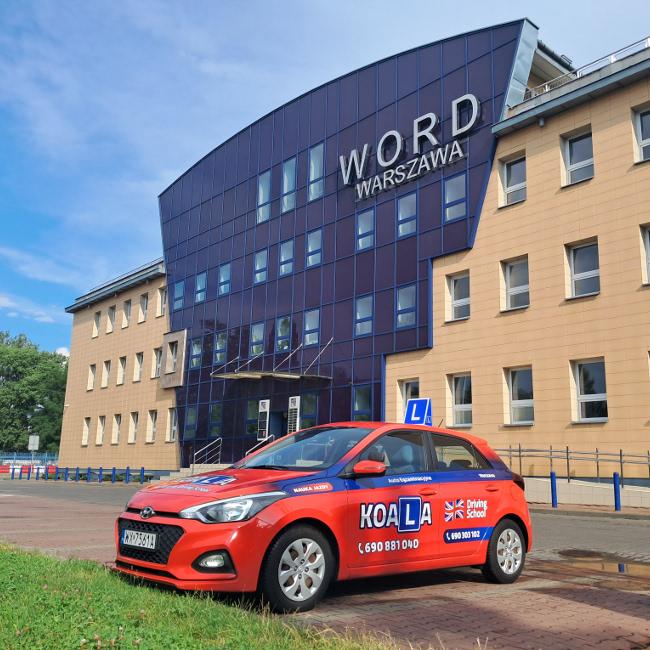 Samochód szkoły jazdy Koala przed WORD Bemowo
